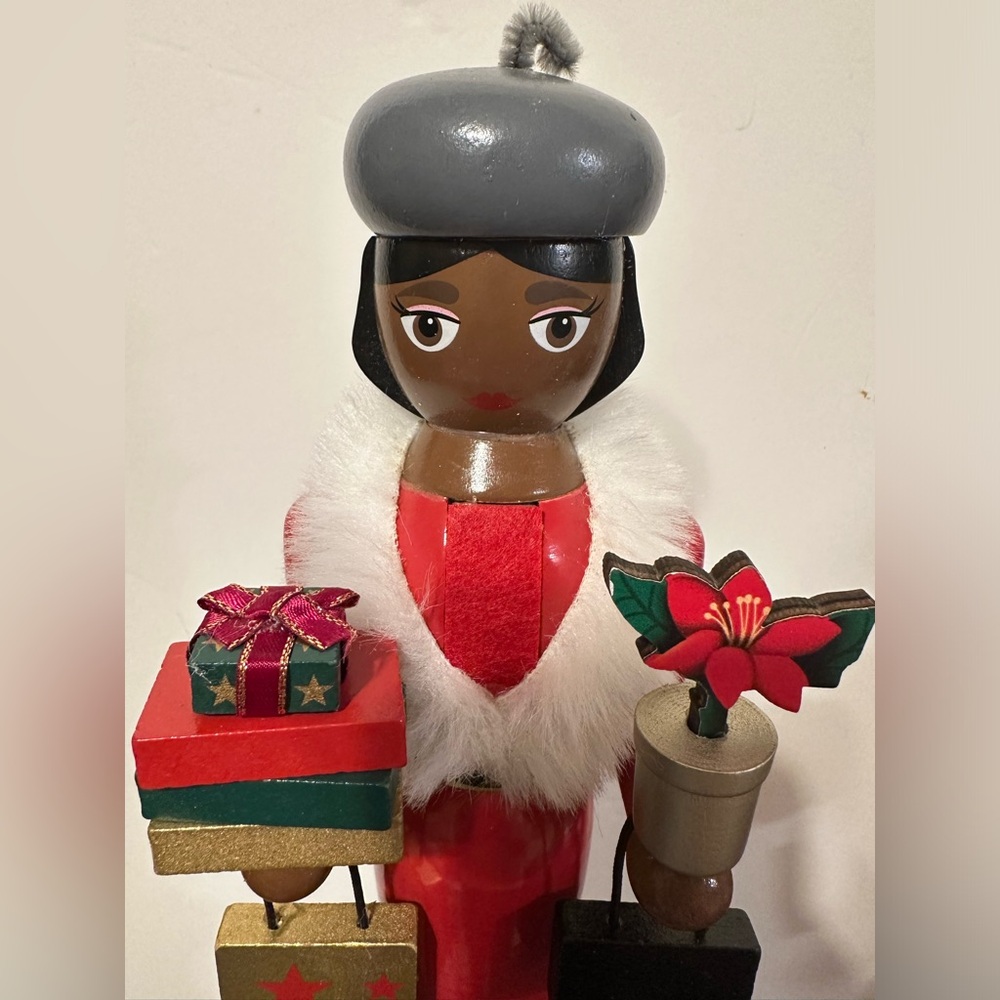 Shopper lady nutcracker African American - Picture 7 of 8